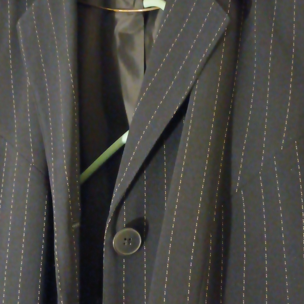 Woman's suit - Picture 3 of 12